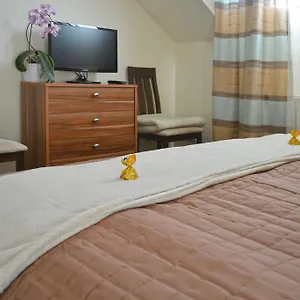 ** Bed & Breakfast Airport Glossel Panzio Maďarsko